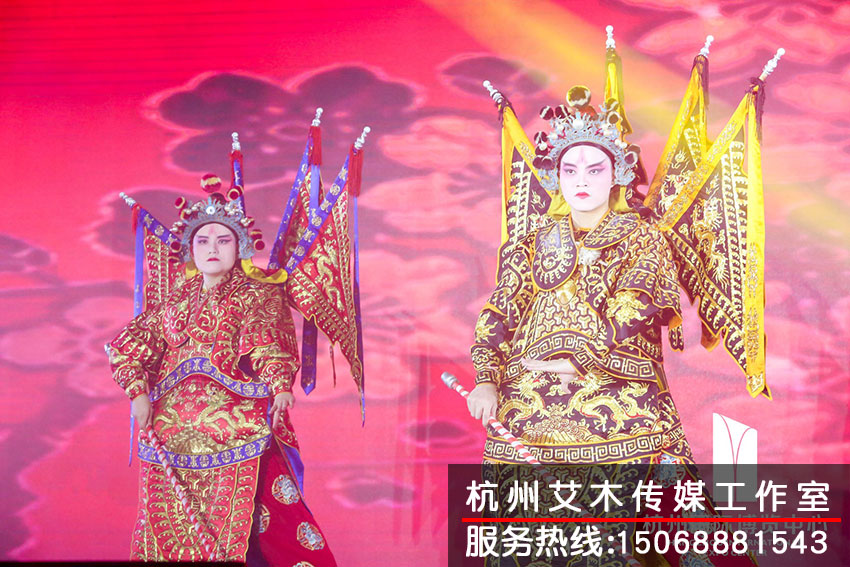 1630146852374403.jpg 杭州國際博覽中心2020新春紅藍競演茶話會戲劇演員在臺上表演現(xiàn)場拍攝情況