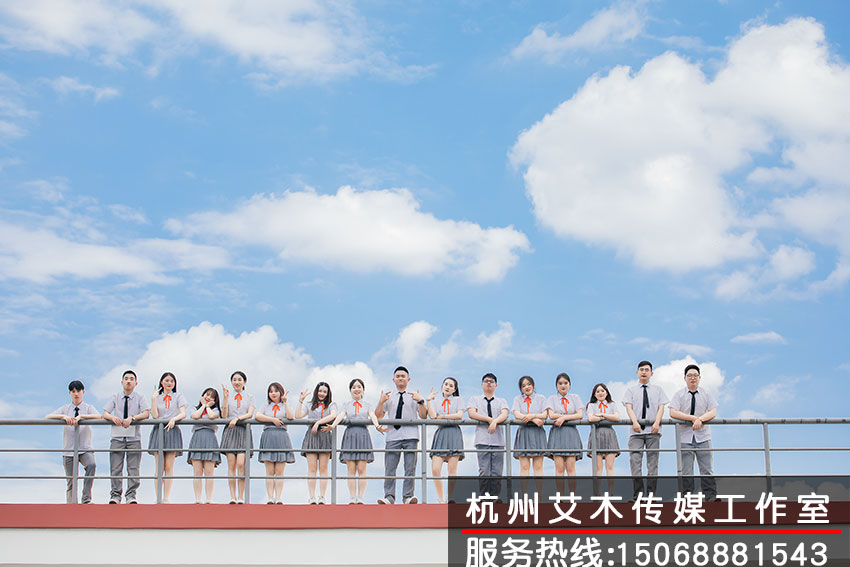 1630151219435181.jpg 正面站在校園高處手扶護(hù)欄表情不一的拍攝