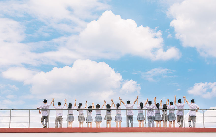 1630151312102715.jpg 背靠站護(hù)欄在校園高處的拍攝