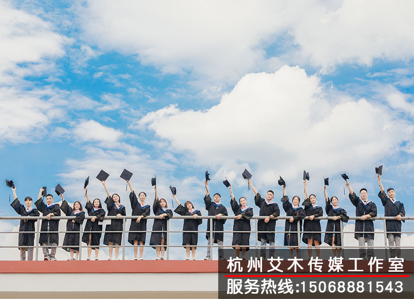 1630151375697855.jpg 穿上學(xué)士服正面站在校園高處手扶護(hù)欄的集體拍攝