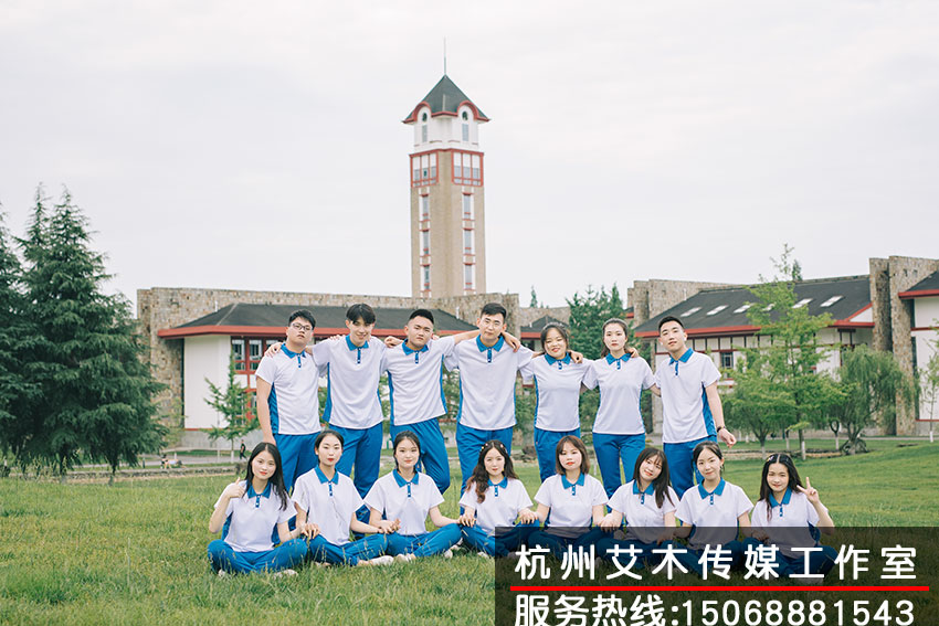 1630151416269857.jpg 校園草地上穿上統(tǒng)一的短袖長(zhǎng)褲集體拍攝