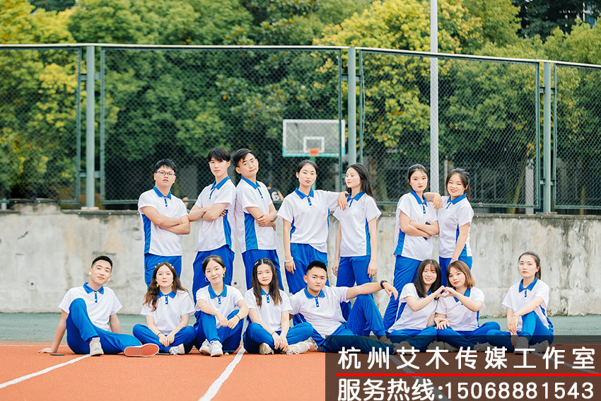 1630151546723394.jpg 校園籃球場(chǎng)上穿上統(tǒng)一的短袖長(zhǎng)褲集體拍攝