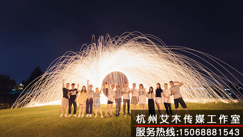 1630151613671902.jpg 校園草地上夜晚下的集體拍攝