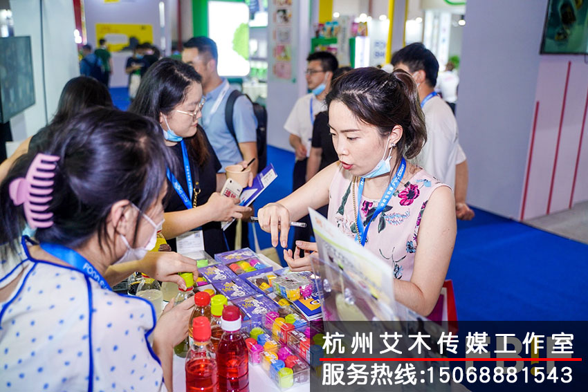 1630225436131987.jpg FBIF食品展會現(xiàn)場工作人員對客戶進(jìn)行食品介紹拍攝