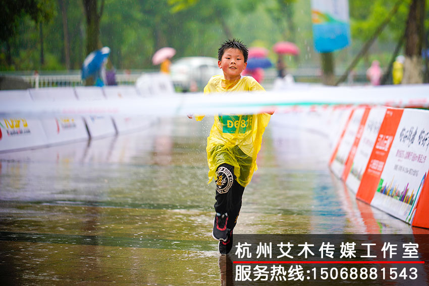 參加毅行十二年運(yùn)動會跑步的達(dá)到終點(diǎn)的喜悅