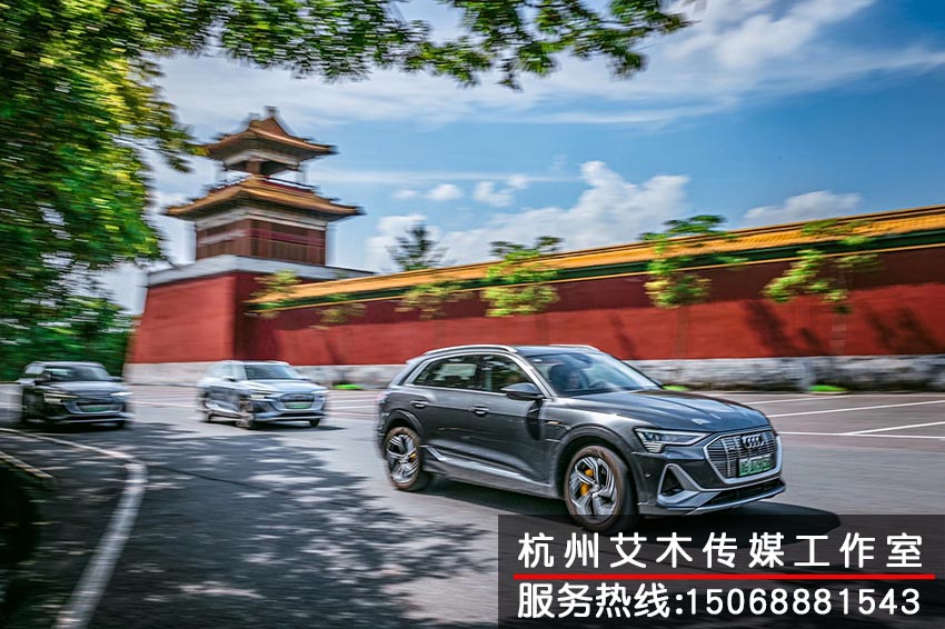 1630817073587408.jpg 在城市道路上行駛的一排奧迪車拍攝