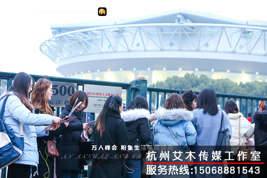 會議活動現(xiàn)場大家在有條不紊的排隊(duì)等待進(jìn)場拍攝