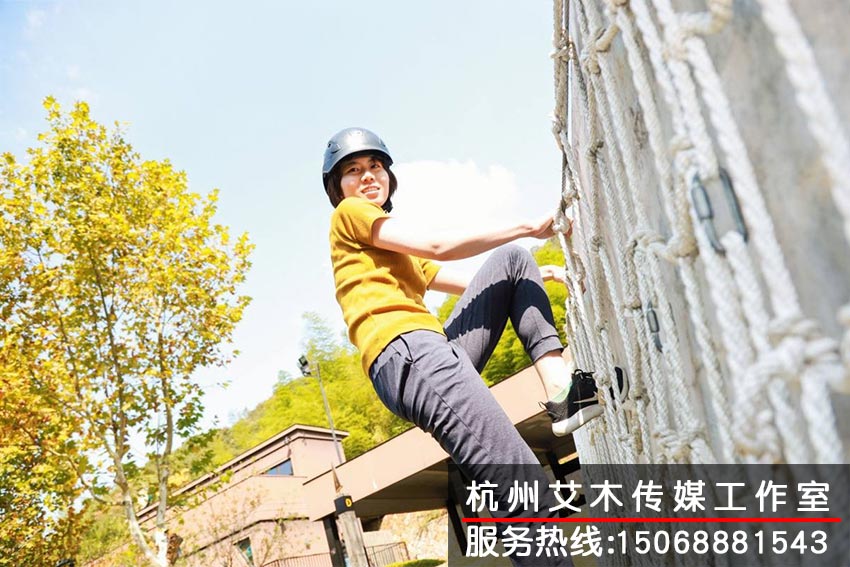 戶(hù)外訓(xùn)練基地團(tuán)隊(duì)成員攀登高處場(chǎng)景拍攝