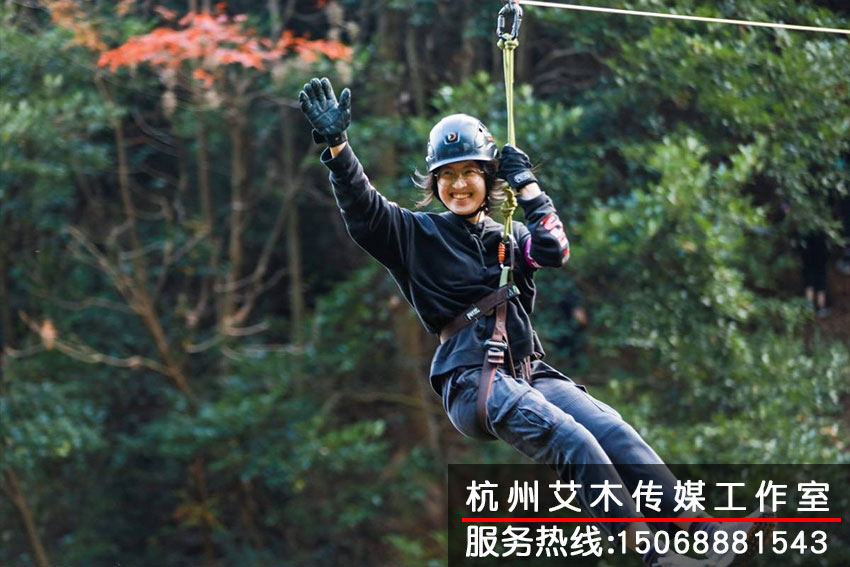 戶(hù)外訓(xùn)練基地團(tuán)隊(duì)成員半空坐滑繩索道場(chǎng)景拍攝