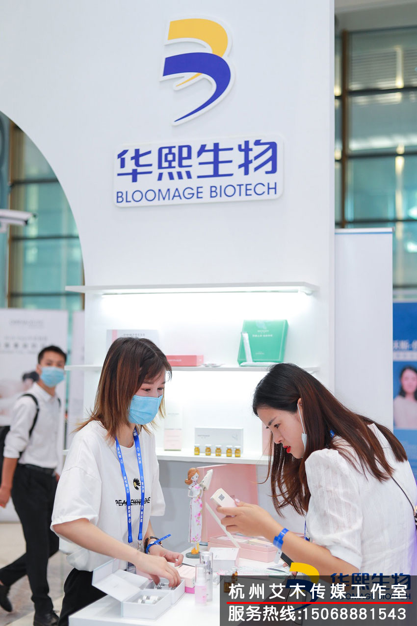 華熙生物美沃斯新品發(fā)布會現(xiàn)場銷售人員對用戶進行講解拍攝