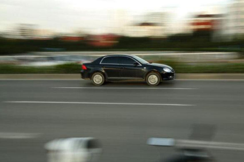 1648980025301959.jpg 艾米傳媒手機(jī)攝影創(chuàng)意技巧慢門跟著焦點(diǎn)拍大片